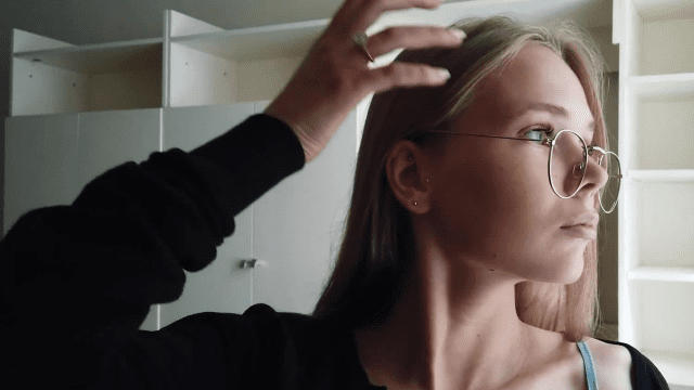 Cô nữ sinh kính cận quyến rũ - aeartmbg.sbs