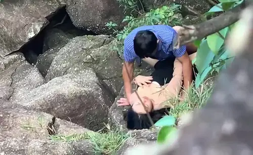 Đi du lịch với công ty mà em đồng nghiệp lén lút chịch bên bờ suối - aeartmbg.sbs